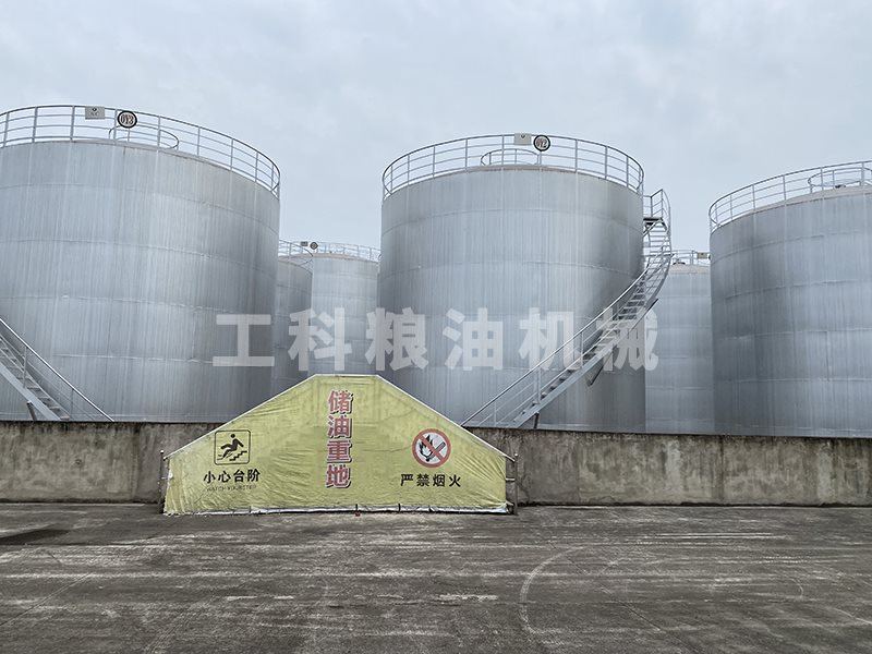 食用油油罐設備安裝現(xiàn)場